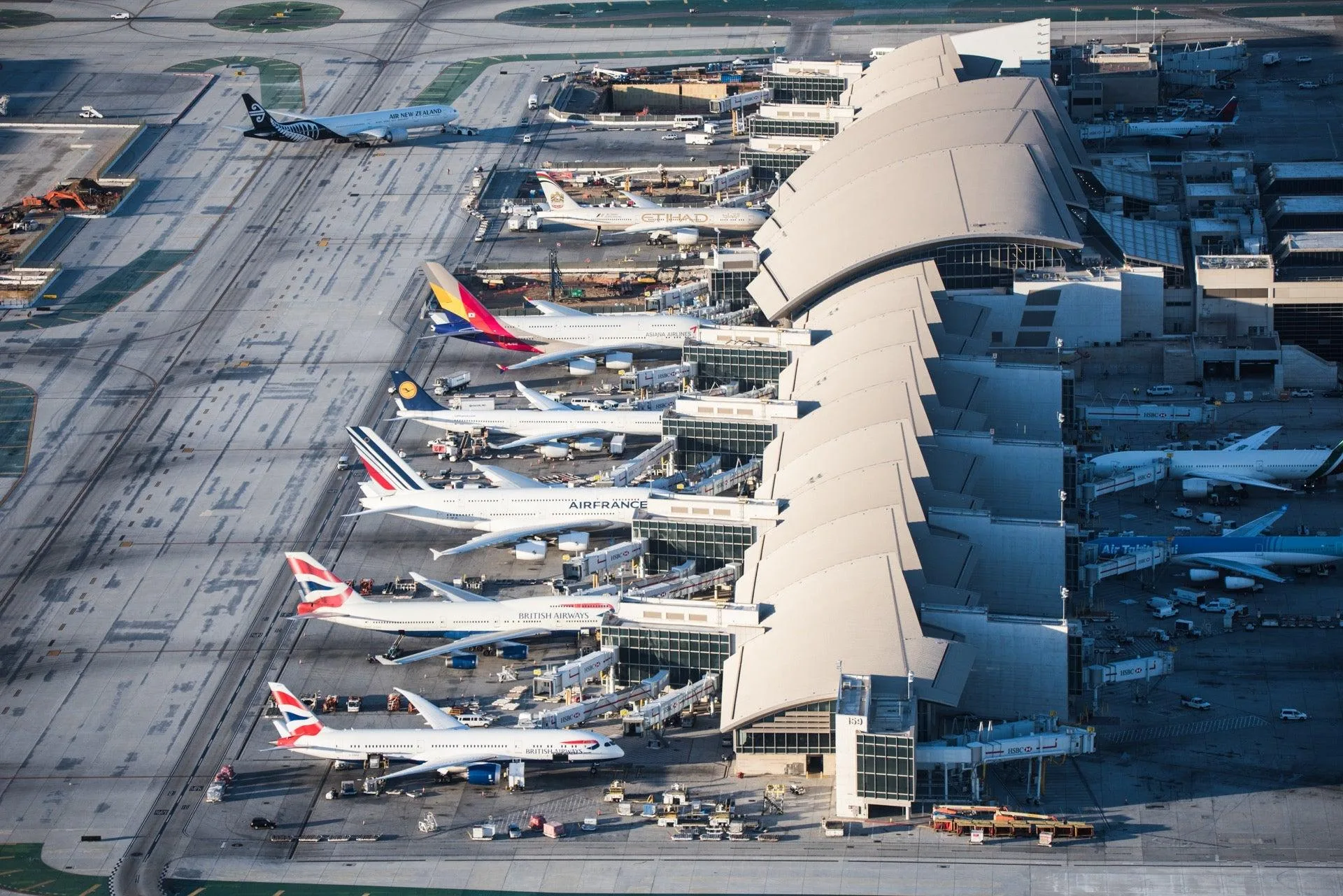 Los Angeles International Airport Compared to Other West Coast Hubs: Flights, Cargo, and Connections to Africa