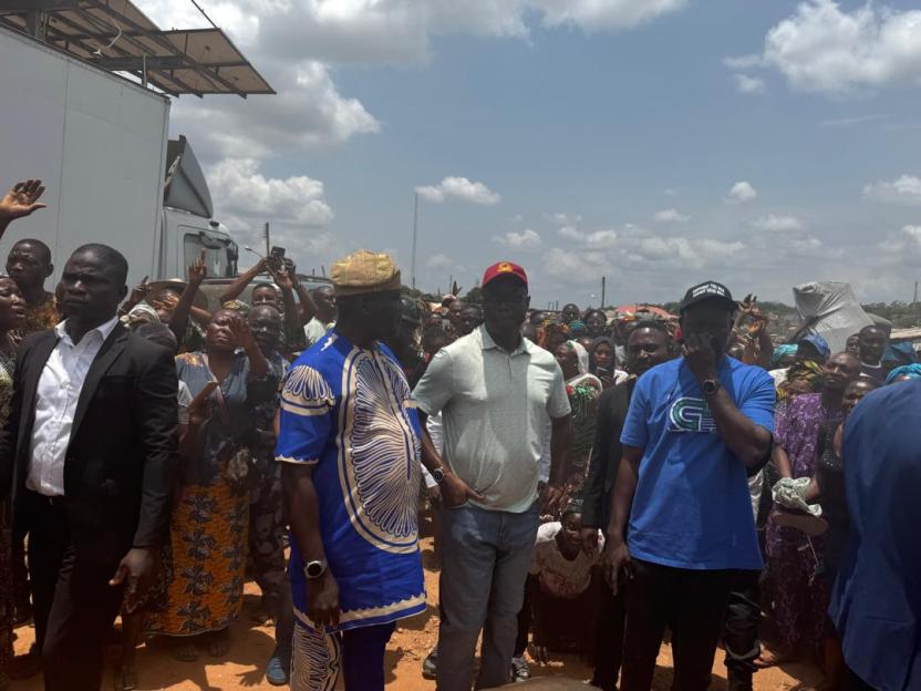 Makinde visits Aleshinloye market 20 days after fire tragedy