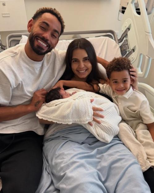 Matheus Cunha's family with their newborn daughter.