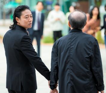 Han Ji Min Collapses On Son Suk Ku's Shoulder After He Is Attacked In “Heavenly Ever After” 3