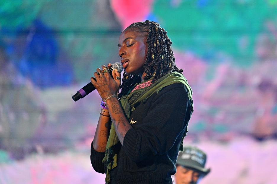 Cat Burns performs on stage.