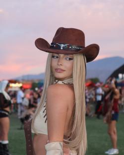 Maura Higgins at Coachella wearing a cowboy hat.