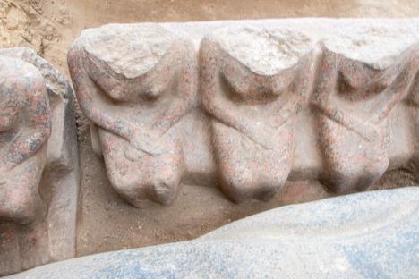 Headless statues of royal family members found in a 4,400-year-old tomb.