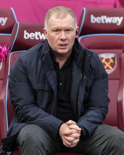 Paul Scholes at a West Ham United vs Manchester United Premier League match.