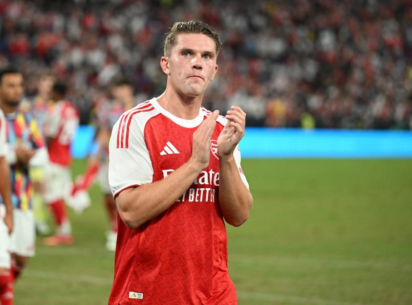 Viktor Gyokeres applauding Arsenal fans.