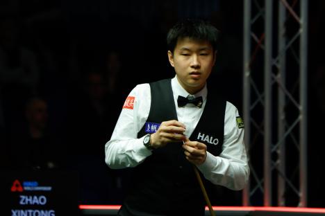 Zhao Xintong chalking his cue.