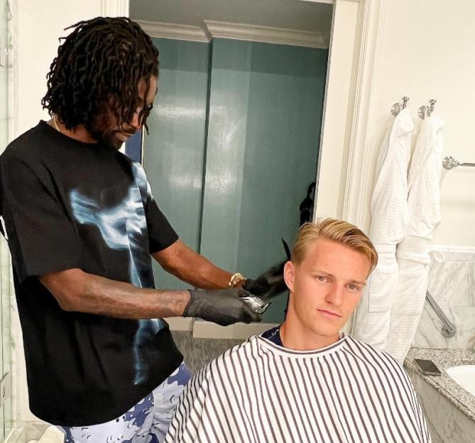 A barber giving a man a haircut.