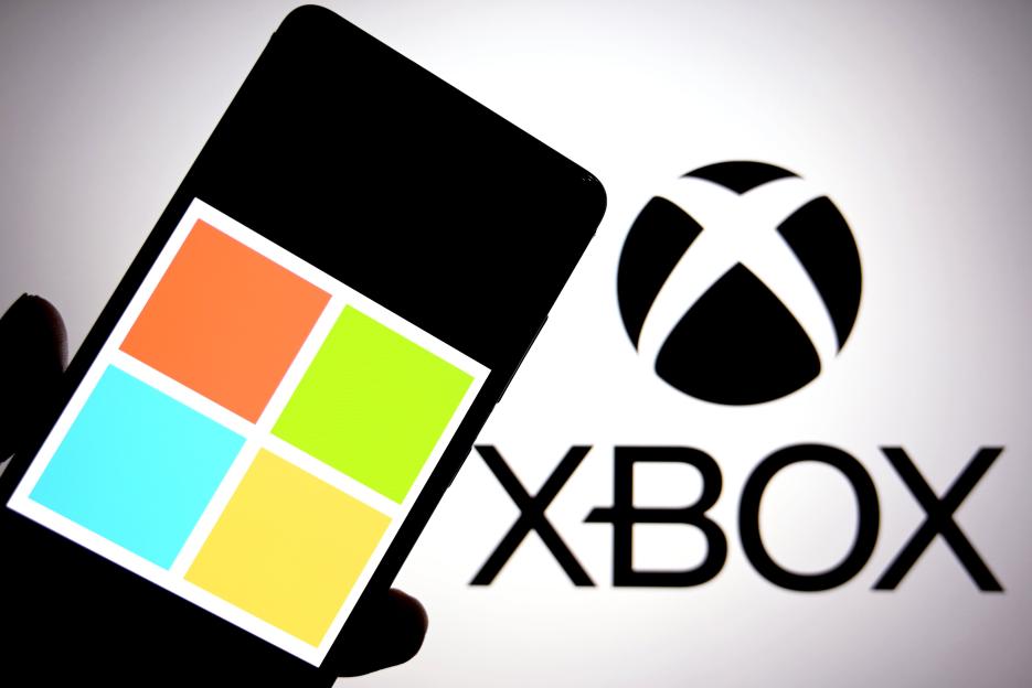 Illustration of a smartphone displaying the Microsoft logo in front of an Xbox logo.