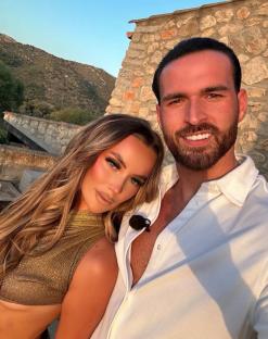 Harriett and Ronnie from Love Island in a selfie.