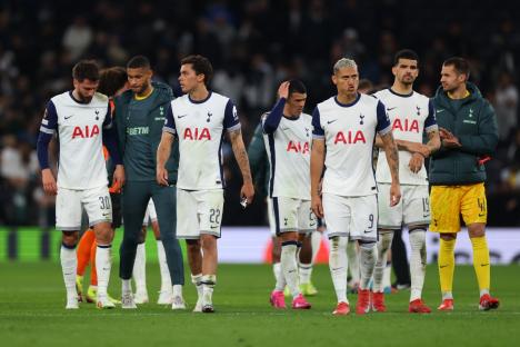 LONDON, ENGLAND - APRIL 10: Tottenham Hotspur players look dejected after the UEFA Europa League 2024/25 Quarter Final First Leg match between Tottenham Hotspur and Eintracht Frankfurt at Tottenham Hotspur Stadium on April 10, 2025 in London, England. (Photo by Marc Atkins/Getty Images)