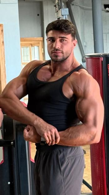 Tommy Fury shows off hench body with bulging biceps after triathlon and Great North Run scandals