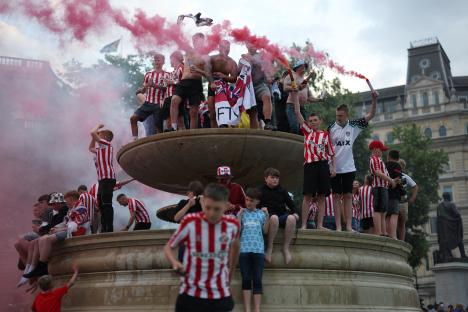 Sunderland fans celebrating in Trafalgar Square.