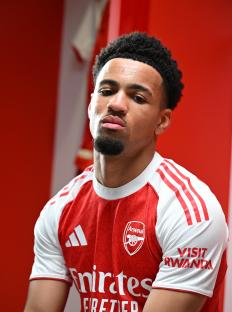 Ethan Nwaneri in Arsenal kit.