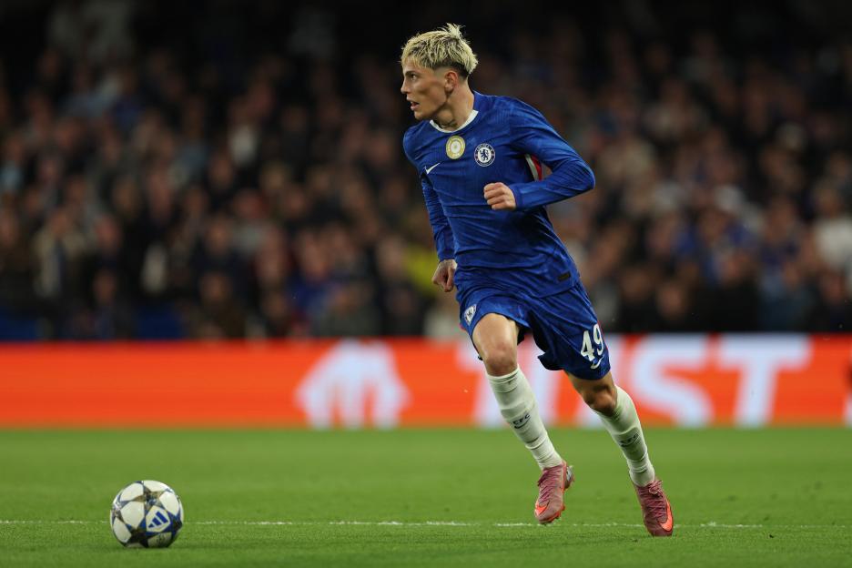 Alejandro Garnacho of Chelsea runs with the ball during the UEFA Champions League match.