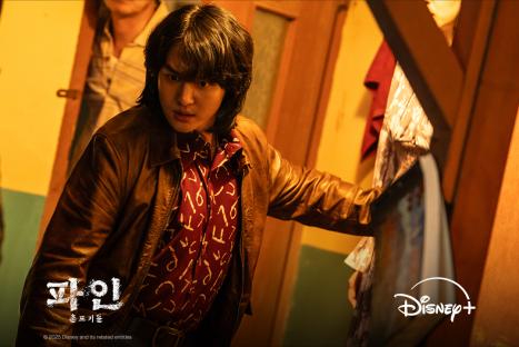 Yang Se Jong Transforms Into A Small-Time Crook Chasing A Sunken Treasure In “Low Life” 3