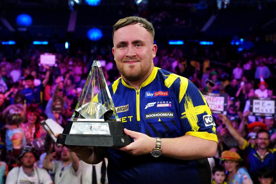‘Folding like deck chairs’ – Darts legend slams Luke Littler’s rivals and claims only one man can catch wonderkid