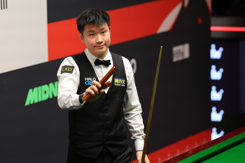 Sheffield, Britain. 26th Apr, 2026. Zhao Xintong greets the spectators after the round 2 match between Ding Junhui of China and Zhao Xintong of China at the World Snooker Championship 2026 in Sheffield, Britain, on April 26, 2026. Credit: Zhai Zheng/