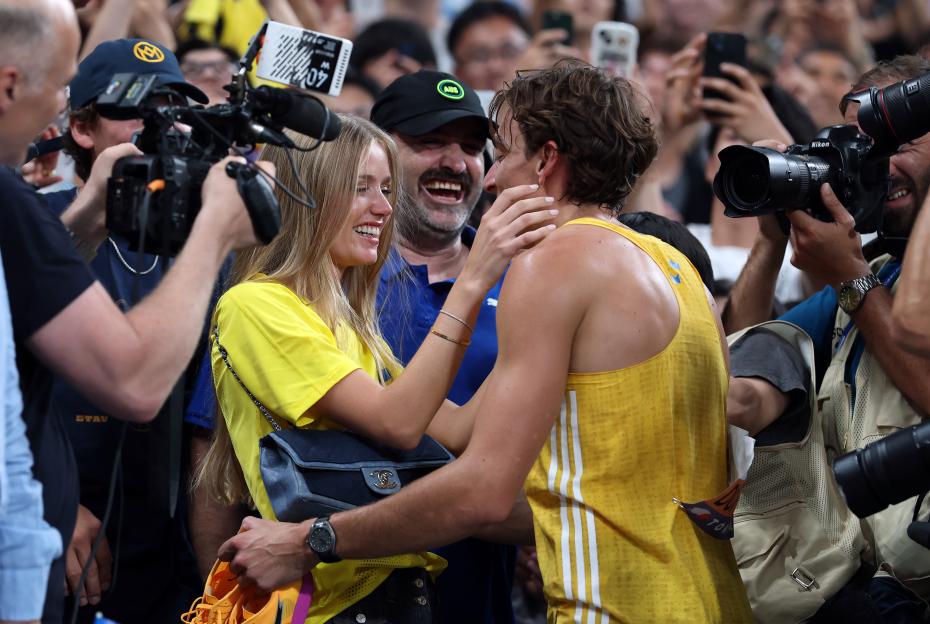 Armand Duplantis of Team Sweden celebrating his gold medal with fiancée Desiré Inglander.
