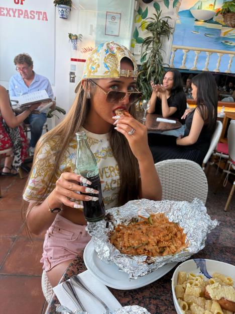 Venezuela Fury eating pasta with a Coca-Cola Zero.
