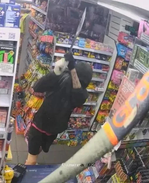 Hero shop worker fights of machete robber with hockey stick