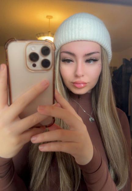 Woman diagnosed with lung cancer aged 21 after doctors turned her away 8 times