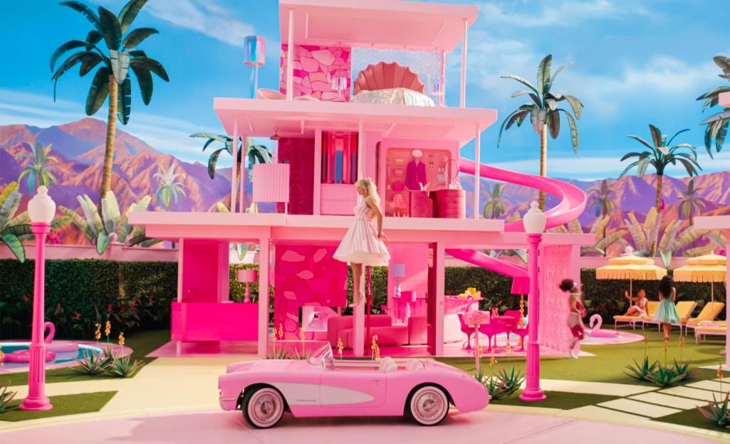 USA. Margot Robbie in a scene from the (C)Warner Bros new film: Barbie (2023) . Plot: To live in Barbie Land is to be a perfect being in a perfect place. Unless you have a full-on existential crisis. Or you're a Ken. Ref: LMK110-J9963-010623 Su