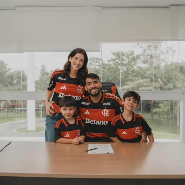 Lucas Paqueta with his family in Flamengo jerseys.