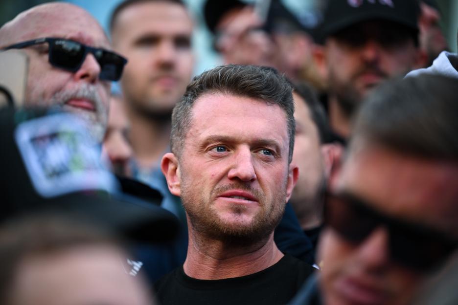 British far-right activist Tommy Robinson (Stephen Yaxley-Lennon) stands with demonstrators outside Southampton Central Police Station.