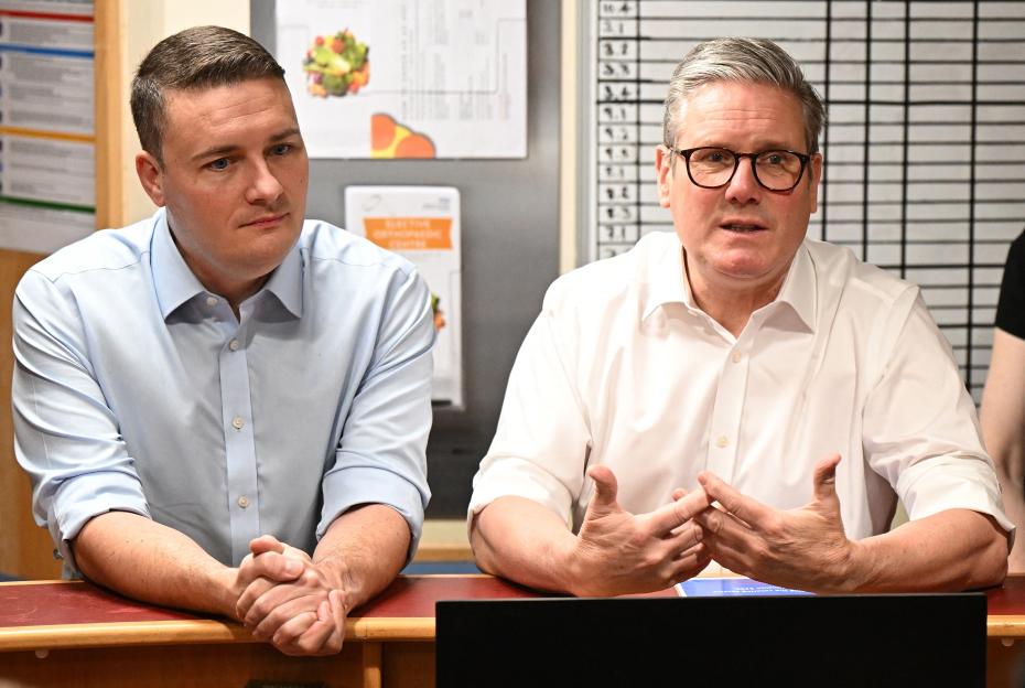Wes Streeting and Keir Starmer at a hospital.
