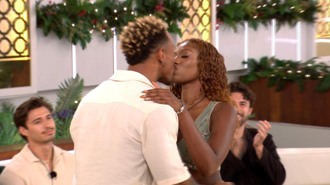 Konnor Ewudzi and Imani Wheeler kiss.