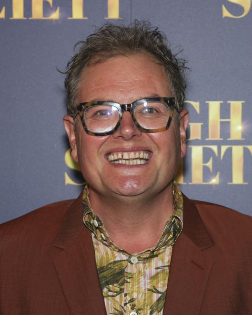 Alan Carr smiling at the "High Society" press night.