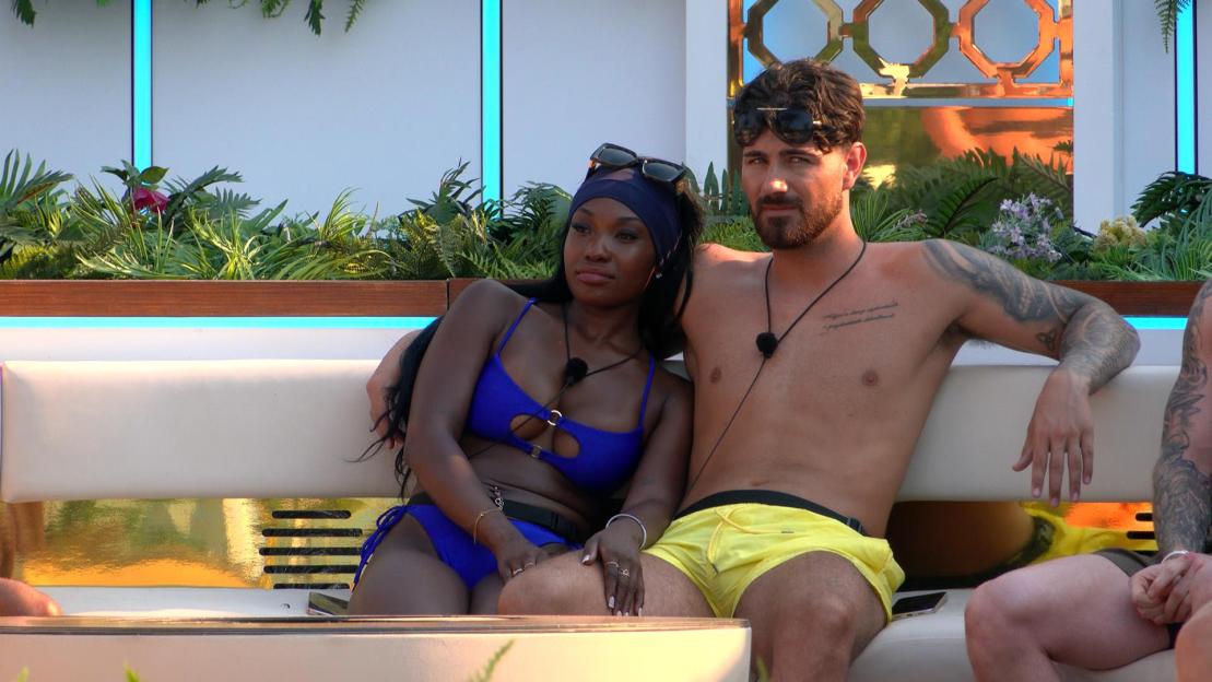 Leanne and Scott from Love Island All Stars sitting together.