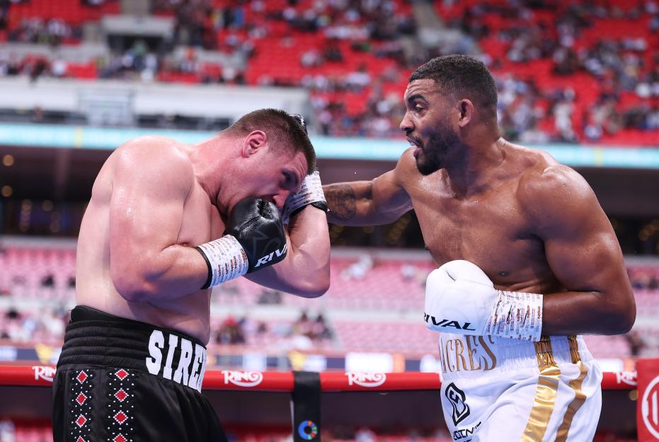 Solomon Dacres punching Vladyslav Sirenko during a heavyweight fight.
