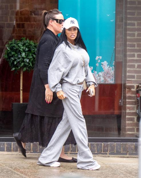 *PREMIUM-EXCLUSIVE* MUST CALL FOR PRICING BEFORE USAGE - Model and Reality TV star Katie Price, AKA Jordan, pictured back wearing her wedding ring while out and about in Horsham visiting a local beauty salon and jewellery shop.