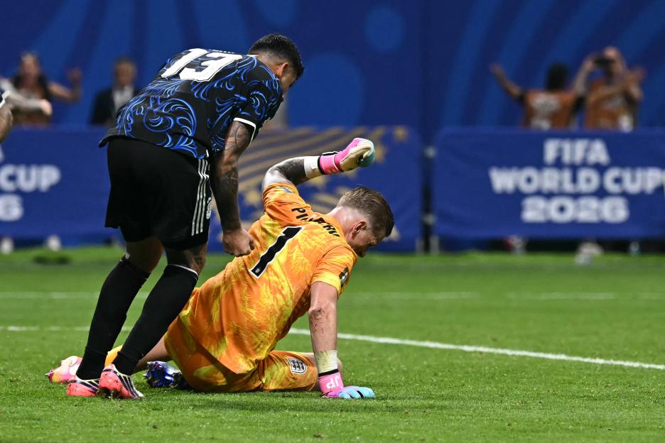 Argentina Star Dances in Front of Pickford After England's World Cup Semi-Final Exit