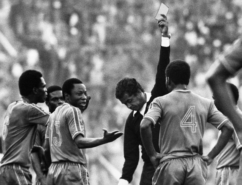 1974 FIFA World Cup in Germany First round, Group 2 in Gelsenkirchen: Yugoslavia 9 - 0 Zaire - Scene of the match: referee Omar Delgado (Colombia) sending off Zaire player Ndaye (13) -