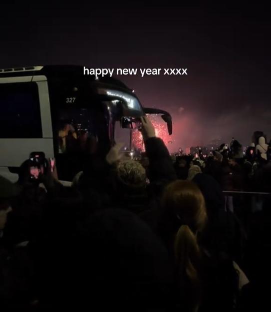 (GRABS TAKEN WITHOUT PERMISSION), NEW YEAR’S FAIL Londoners fume after waiting hours in freezing cold to watch fireworks… only for it to be savagely ruined at last second, - https://www.tiktok.com/...