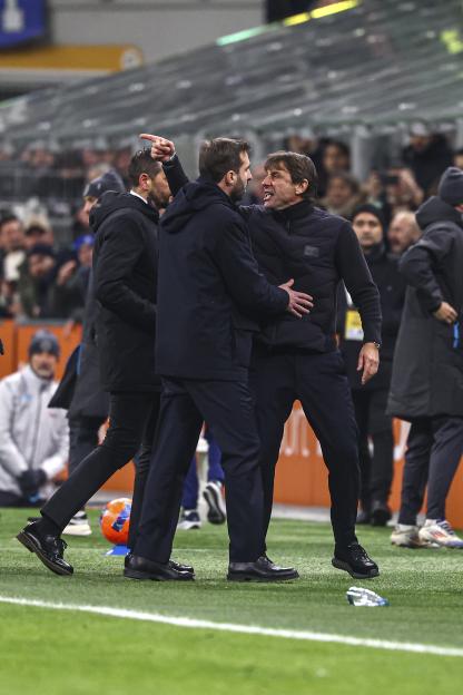 Inter Milan coach Antonio Conte arguing with a Napoli team member during a Serie A match.