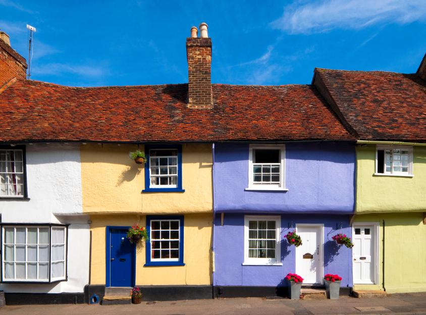 Discover the Cotswolds Alternative Town Celebrated as One of the Best Places to Live in the UK – Featuring Award-Winning Pubs and Celebrity Guests!