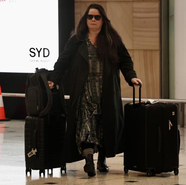 Famous US TV Star Arrives at Airport Incognito – Can You Guess Who She Is?