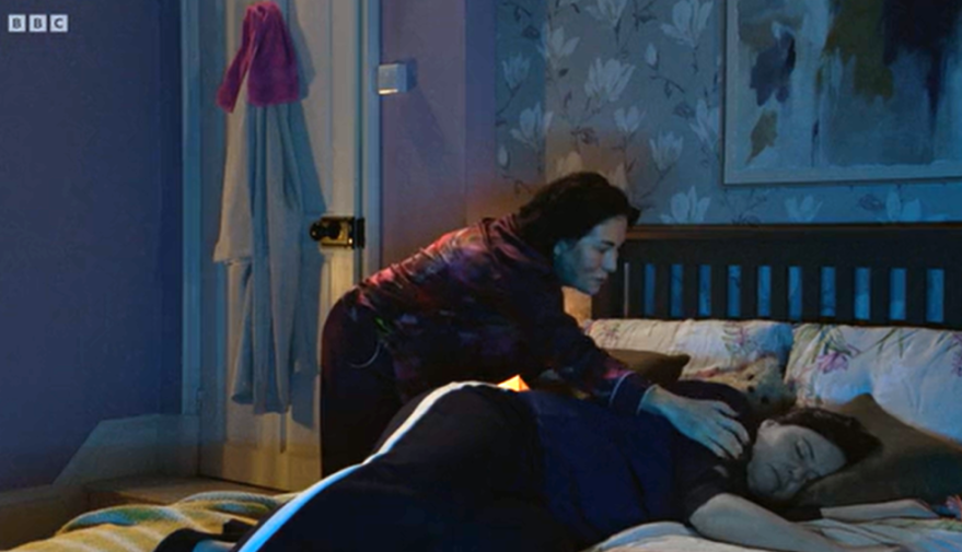 Kat Slater finds Zoe Slater dead in her bed after an injury.