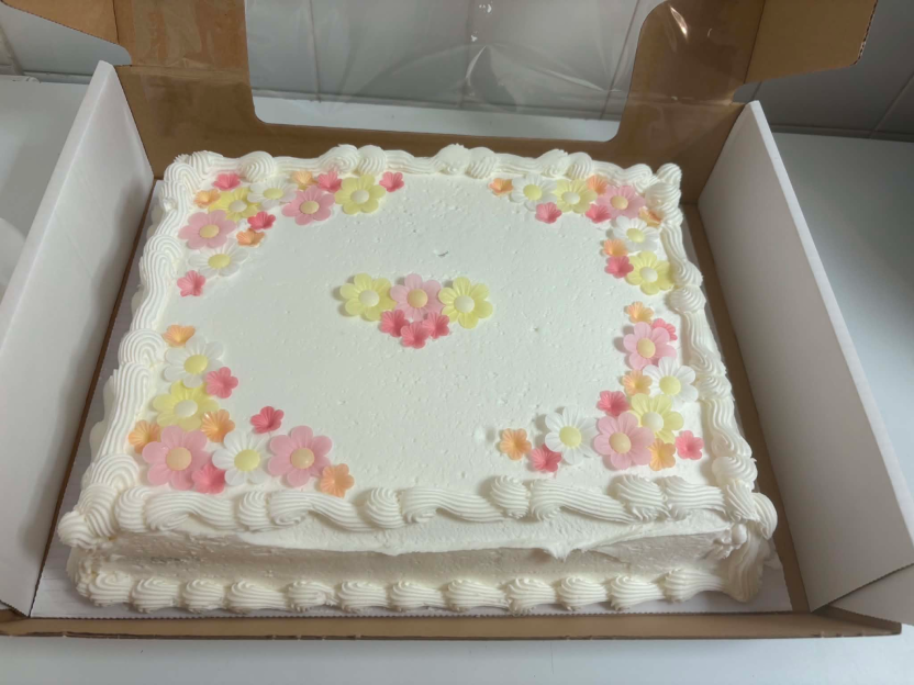 Wafer daisies cake.