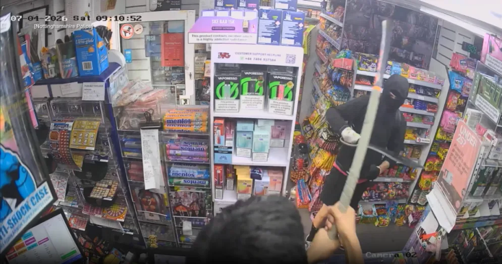Shocking moment hero shop worker uses hockey stick to fight off machete-wielding thug in chaotic store robbery