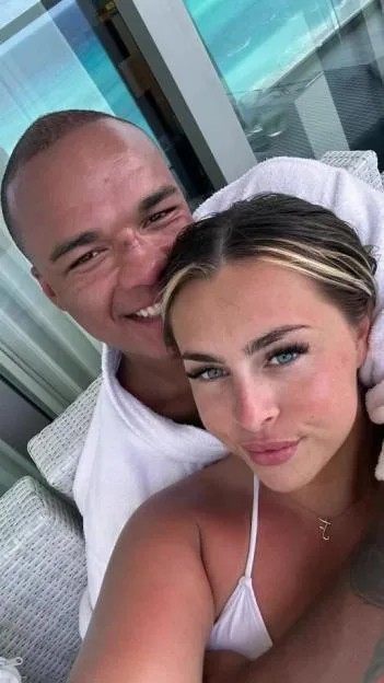 Fabio Wardley and his girlfriend sitting together outdoors.