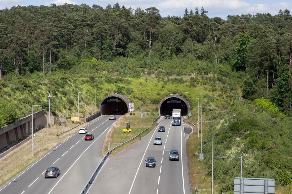 Tragic Car Crash Claims Lives of 7-Year-Old Girl and 43-Year-Old Woman Near Tunnel; Police Seek Dashcam Footage