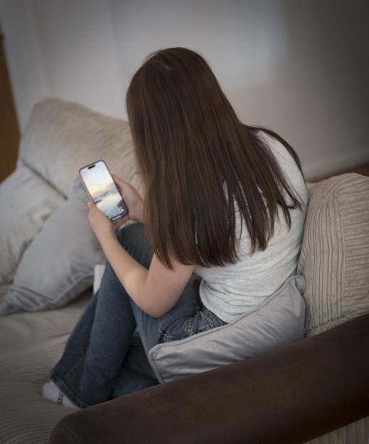 Teenager Sophia (15) with phone addiction.