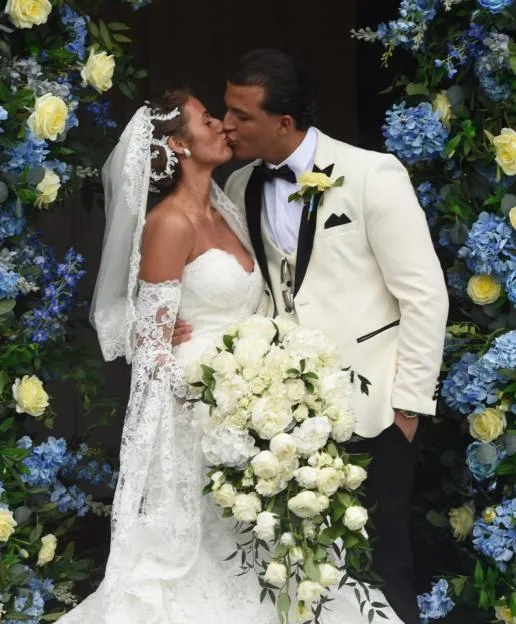Venezuela Fury and Noah Price kissing on their wedding day.