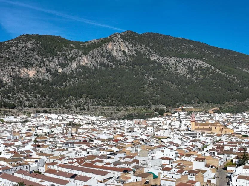 Two paragliders killed after crashing mid-air at popular mountain beauty spot in Spain