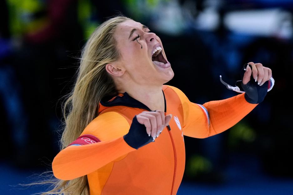 Jutta Leerdam of the Netherlands celebrates winning the gold medal in the women's 1,000 meters speedskating race at the 2026 Winter Olympics.