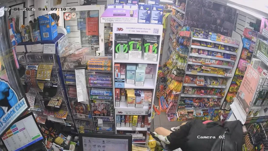 Hero shop worker fights of machete robber with hockey stick